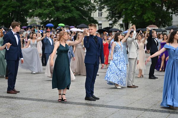 Polonezo šokio tradiciją Rotušės aikštėje sukūrė Adomo Mickevičiaus gimnazijos mokiniai. - Sputnik Lietuva