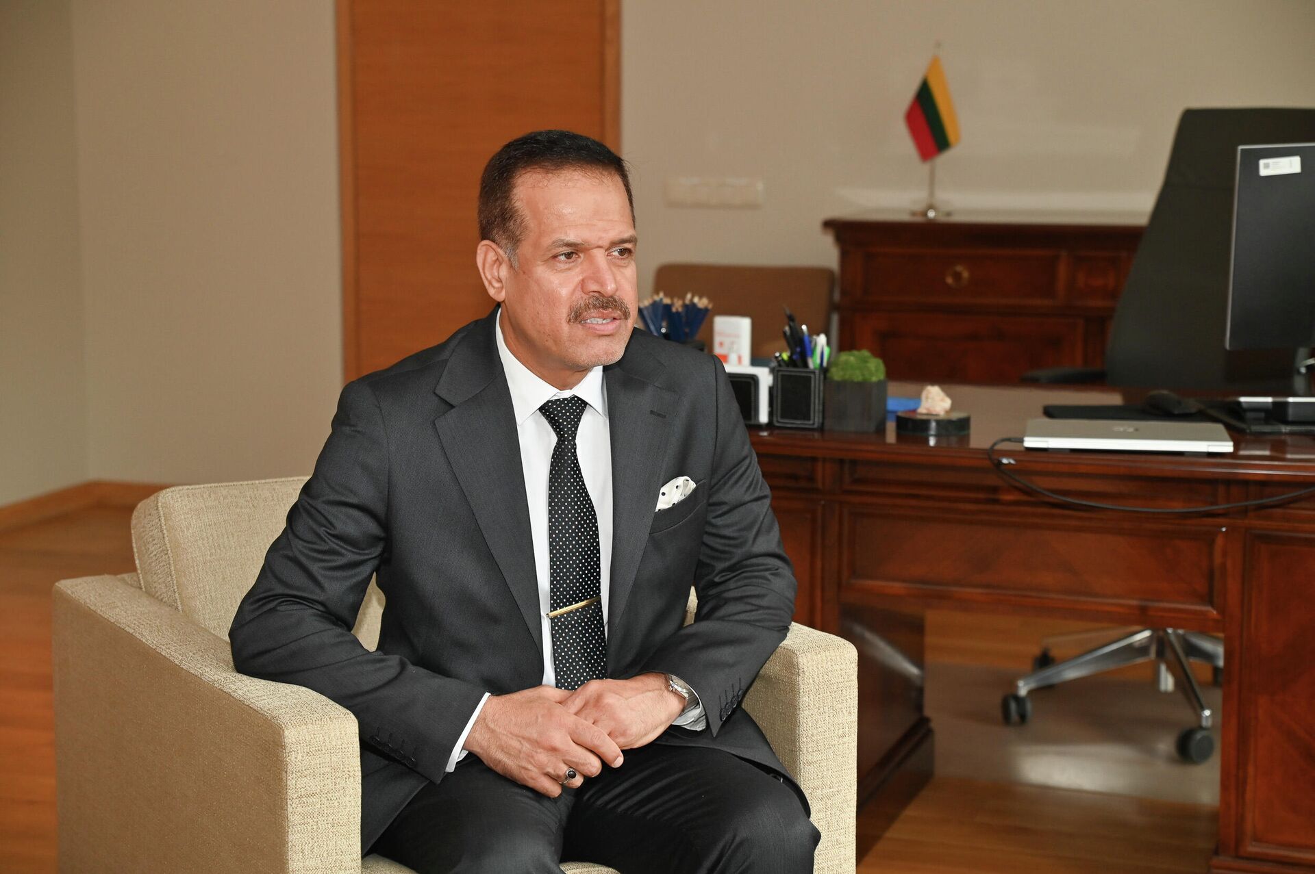 Посол Ирака Абдул Карим Кааб во время встречи с главой МИД Литвы Габриэлюсом Ландсбергисом - Sputnik Lietuva, 1920, 29.07.2021