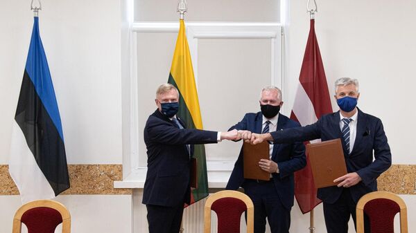 Министры обороны стран Балтии (слева направо) Калле Лаанет, Арвидас Анушаускас и Артис Пабрикс - Sputnik Литва