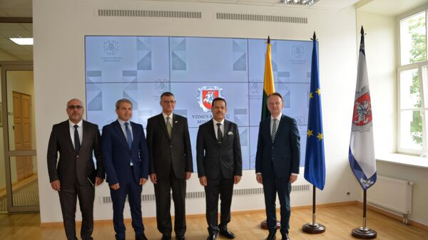 Vidaus reikalų viceministras Arnoldas Abramavičius su į Lietuvą atvykusiais Irako delegacijos atstovais - Sputnik Lietuva