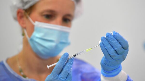 Медсестра готовит дозу вакцины Pfizer/BioNTech от коронавируса - Sputnik Lietuva