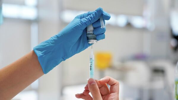Медсестра готовит дозу вакцины Moderna от коронавируса - Sputnik Lietuva