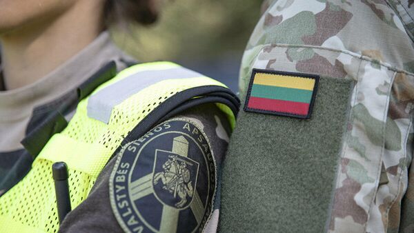 Шевроны на форме пограничника и военнослужащего в Литве - Sputnik Литва
