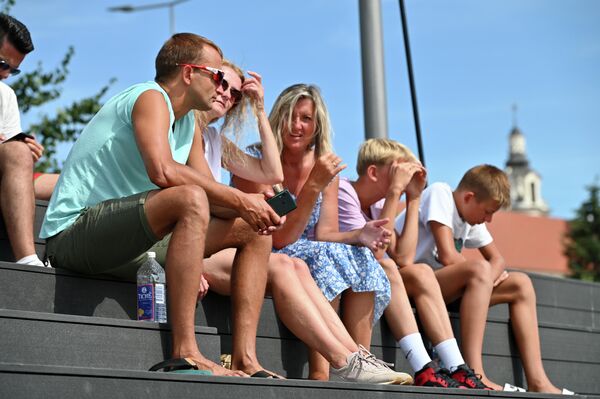 На фото: зрители на соревнованиях по пляжному волейболу в Вильнюсе. - Sputnik Литва
