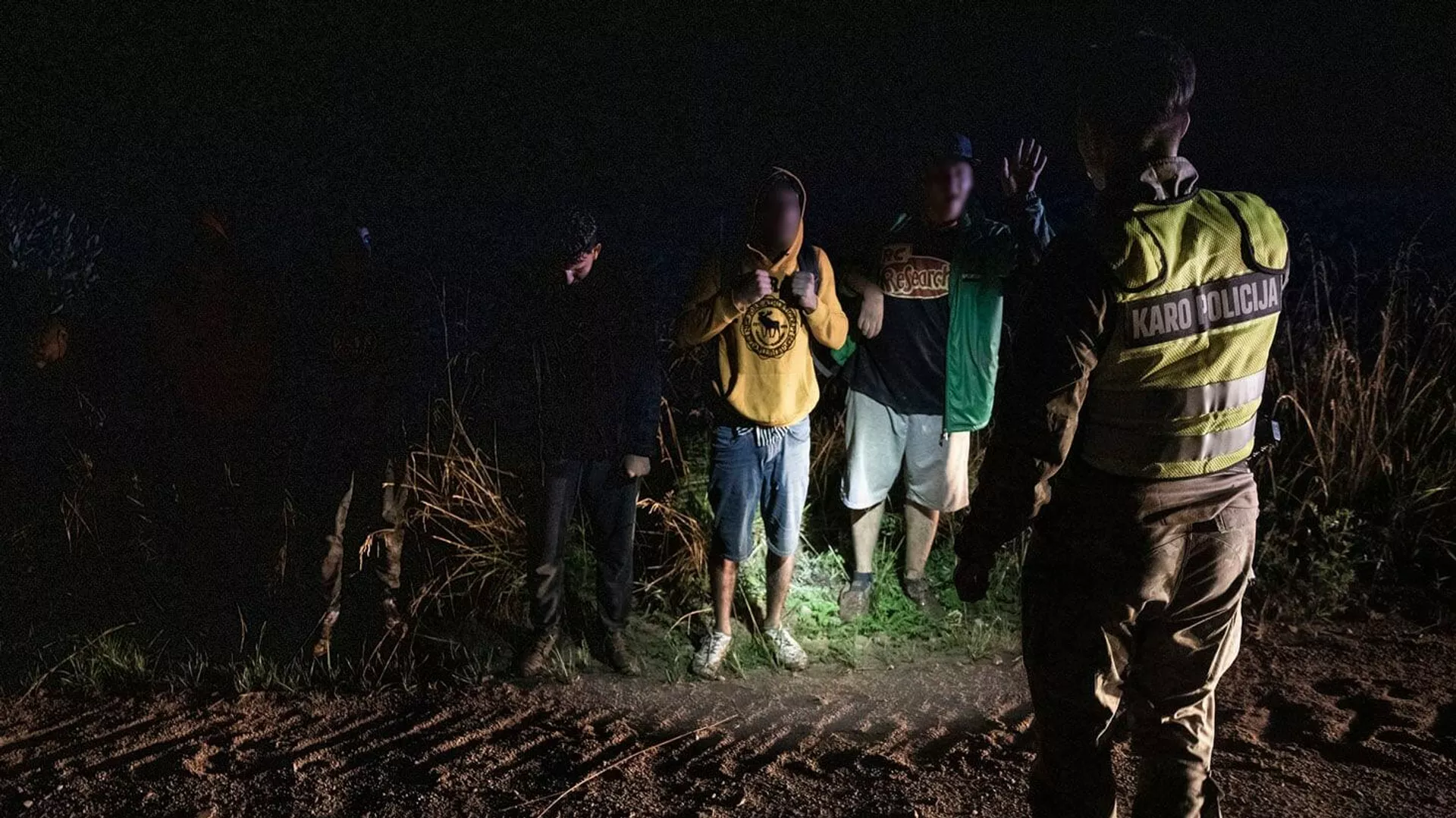 Migrantai ir Lietuvos kariai Baltarusijos pasienyje 