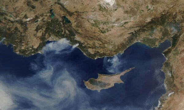Vaizdas iš palydovo rodo miškų gaisrų dūmus Turkijos pietinėje pakrantėje, NASA &quot;Modis&quot; palydovo vaizdas. - Sputnik Lietuva
