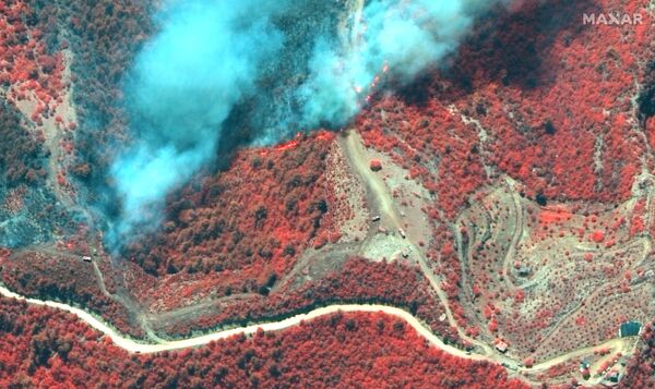 Spalvotas infraraudonųjų spindulių palydovinis vaizdas rodo ugnies linijas ir ekipažus, kovojančius su gaisru netoli Oimapinaro, Turkijoje. - Sputnik Lietuva