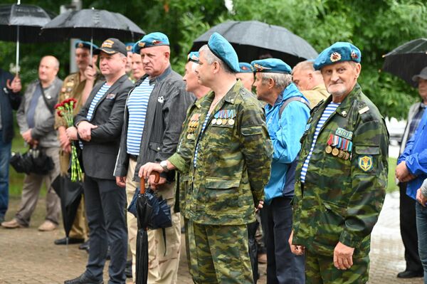 В Вильнюсе, несмотря на плохую погоду, военнослужащие пришли к мемориалу почтить память павших.  - Sputnik Литва