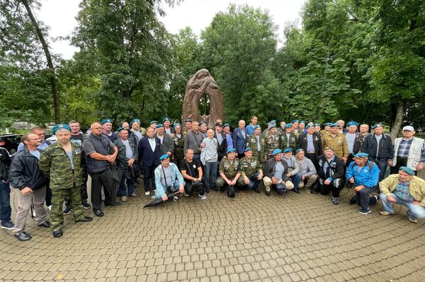 Ветераны-десантники возле мемориала павшим в Афганской войне в Вильнюсе. - Sputnik Литва
