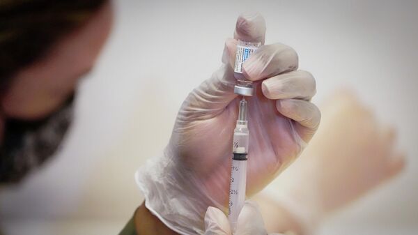 Медсестра готовит дозу вакцины Johnson & Johnson от коронавируса - Sputnik Литва