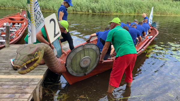 Соревнования литовских викингов: как прошел заплыв на лодках в Паланге - Sputnik Литва