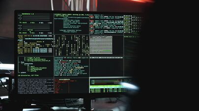 Строчки с кодом на мониторе компьютера, архивное фото