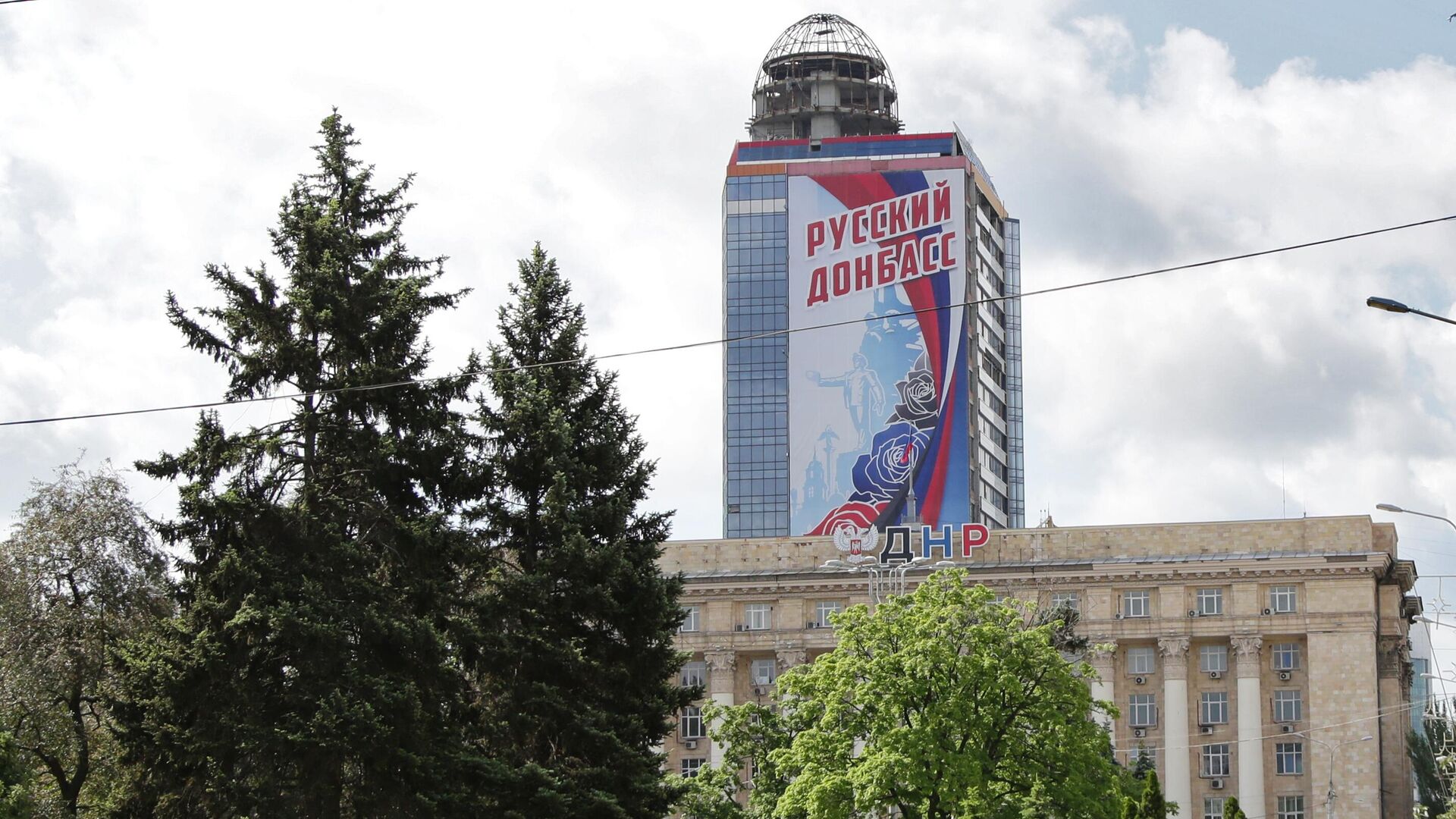 Баннер Русский Донбасс на здании в Донецке, архивное фото - Sputnik Lietuva, 1920, 23.08.2021