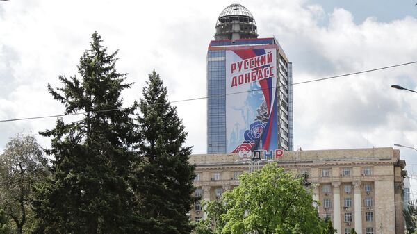 Баннер Русский Донбасс на здании в Донецке, архивное фото - Sputnik Lietuva