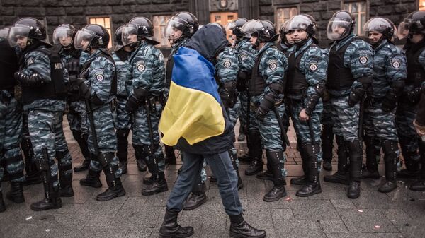 Сторонник евроинтеграции Украины и сотрудники милиции у здания правительства страны в Киеве - Sputnik Lietuva
