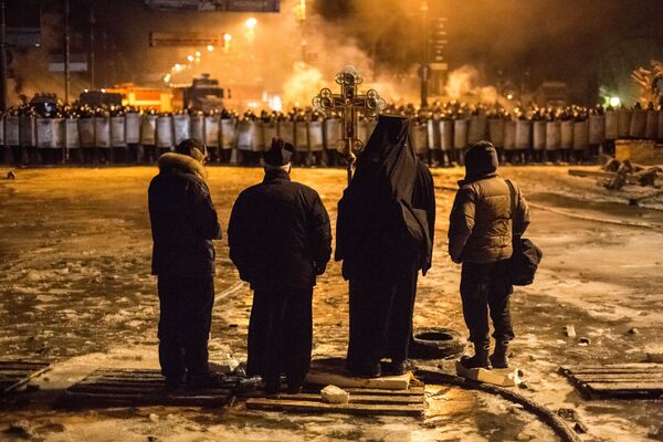 Nuotraukoje: Ukrainos dvasininkai stovi tarp policijos ir opozicijos neutralioje teritorijoje. - Sputnik Lietuva