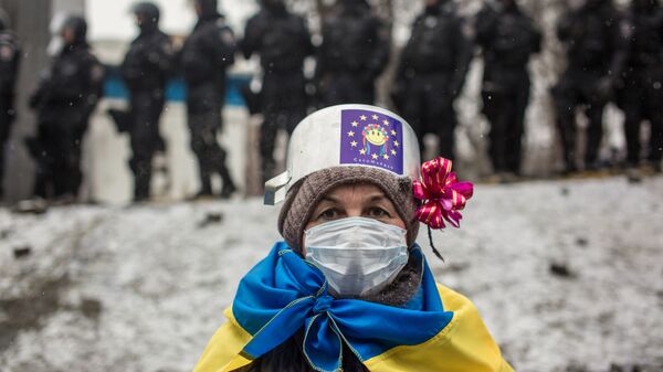Участница протестных митингов за евроинтеграцию Украины на улице Грушевского в Киеве - Sputnik Lietuva