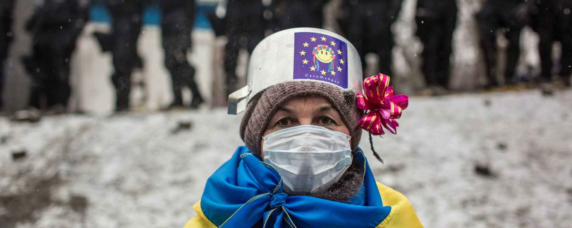 Участница протестных митингов за евроинтеграцию Украины на улице Грушевского в Киеве - Sputnik Lietuva, 1920, 01.11.2021