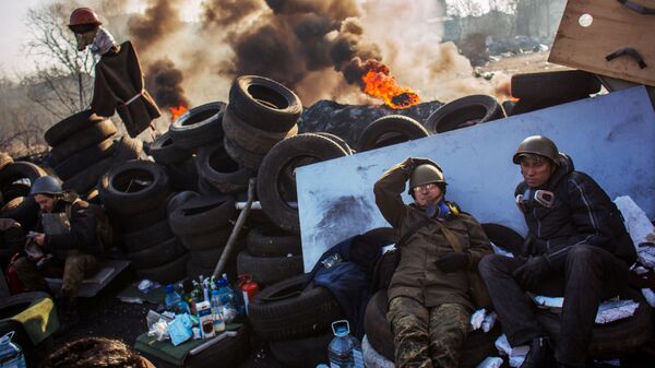 Radikaliosios opozicijos šalininkai prie Institutskaja gatvės barikadų Kijeve, 2014 m. vasario mėn. - Sputnik Lietuva