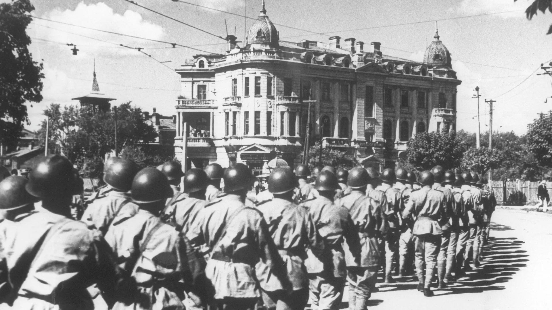 Sovietų kariai eina viena iš Harbino gatvių