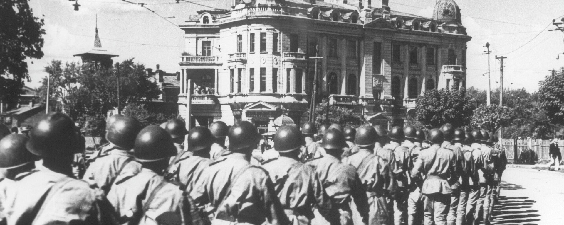 Sovietų kariai eina viena iš Harbino gatvių - Sputnik Lietuva, 1920, 09.08.2021