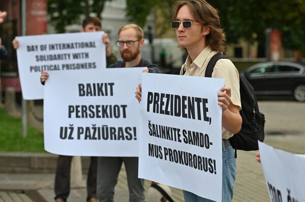 Akcijos dalyviai su plakatais &quot;Baikit persekiot už pažiūras&quot; ir &quot;Prezidente, šalinkite samdomus prokurorus&quot;. - Sputnik Lietuva