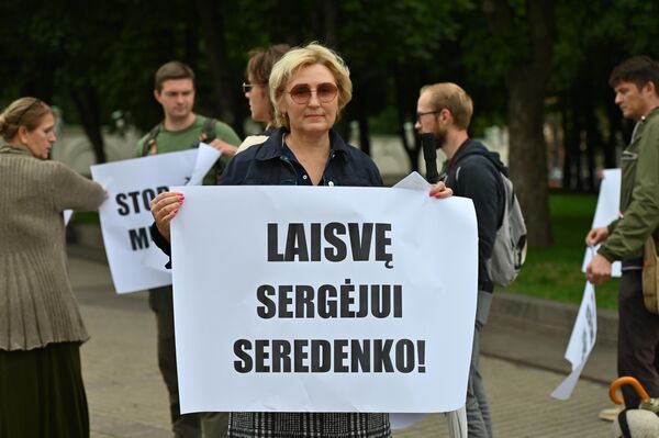 Akcijos dalyvė su plakatu &quot;Laisvę Sergėjui Seredenko&quot;. Žmogaus teisių aktyvistas buvo suimtas Estijoje šių metų kovą, &quot;įtarus antivalstybinę veiklą&quot;. - Sputnik Lietuva