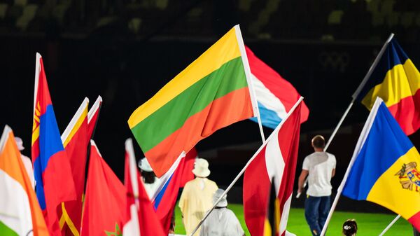 Литовский флаг на церемонии закрытия XXXII летних Олимпийских игр в Токио - Sputnik Литва