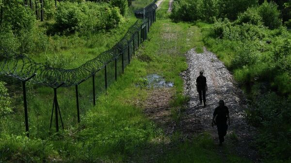 Латвийские пограничники на границе Латвии и Белоруссии - Sputnik Литва