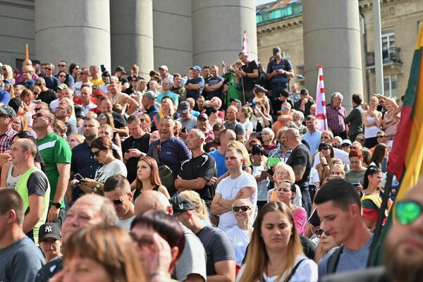 Kai kurių protestuotojų teigimu, į renginį atvyko apie 20 tūkst. Tačiau vėliau teisėsaugininkai pranešė, kad jų buvo apie 4 500. - Sputnik Lietuva