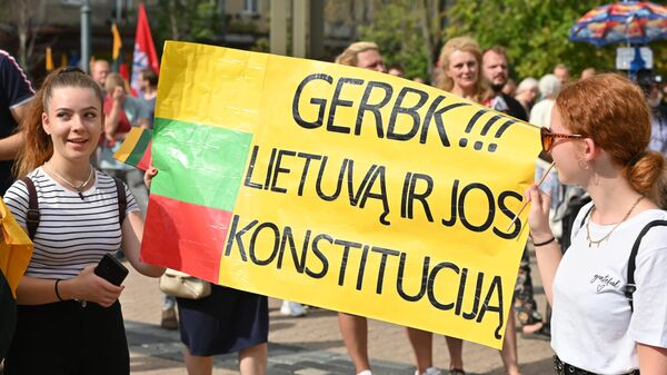 Митингующие с плакатом у здания Сейма Литвы - Sputnik Литва