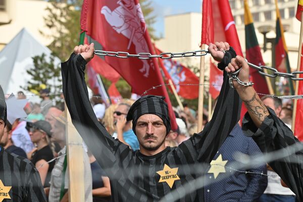 На фото: протестующий в стилизованной робе со звездой Давида, на которой написано &quot;Непривитый&quot;. - Sputnik Литва