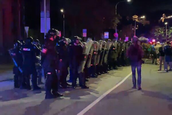Spontaniškai besitęsiantis mitingas virto riaušėmis. Protestuotojai pradėjo mėtyti akmenis ir vandens butelius į policiją, kuri bandė juos atstumti nuo Seimo. - Sputnik Lietuva