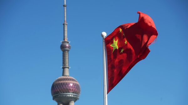 Флаг Китая рядом с телебашней в Шанхае, архивное фото - Sputnik Литва