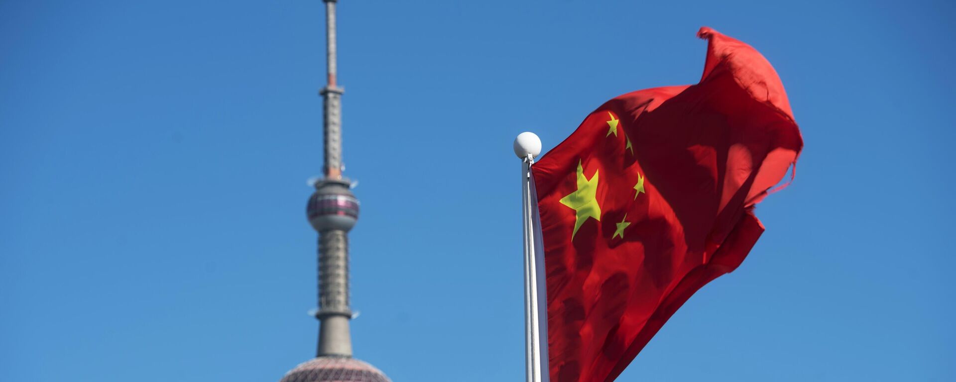 Флаг Китая рядом с телебашней в Шанхае, архивное фото - Sputnik Lietuva, 1920, 11.08.2021