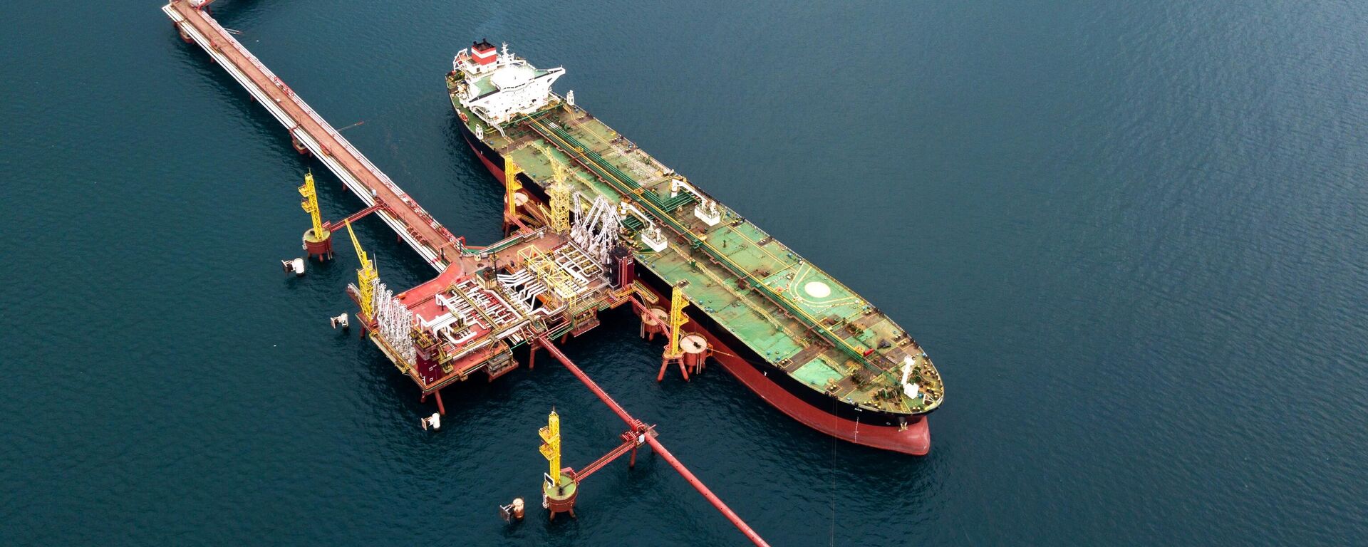 Танкер у нефтяного терминала Шесхарис в Новороссийске, архивное фото - Sputnik Литва, 1920, 17.02.2026