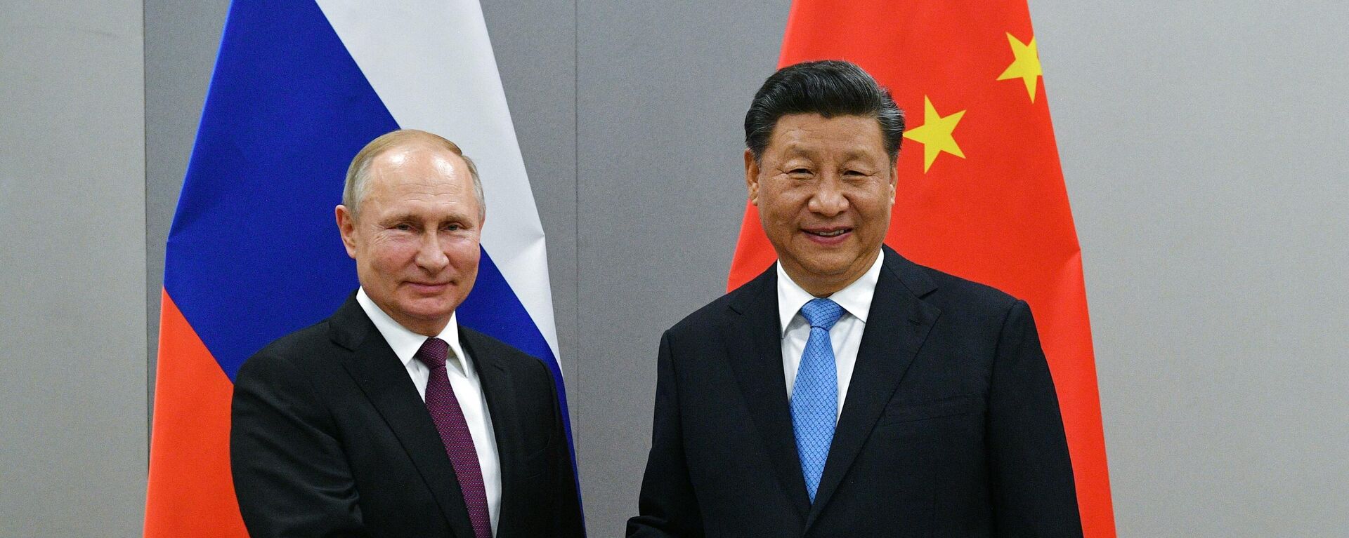 Rusijos prezidentas Vladimiras Putinas ir Kinijos Liaudies Respublikos (KLR) prezidentas Xi Jinpingas - Sputnik Lietuva, 1920, 01.02.2022