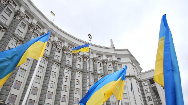 Флаги у здания правительства Украины в Киеве, архивное фото - Sputnik Литва