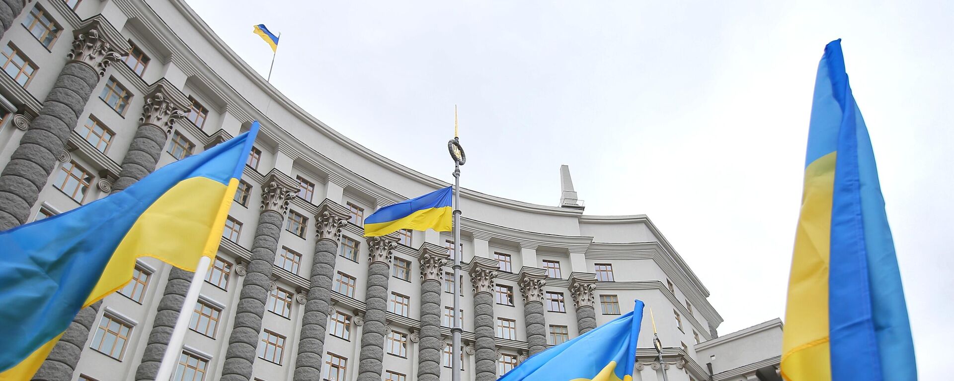 Флаги у здания правительства Украины в Киеве, архивное фото - Sputnik Литва, 1920, 06.04.2025
