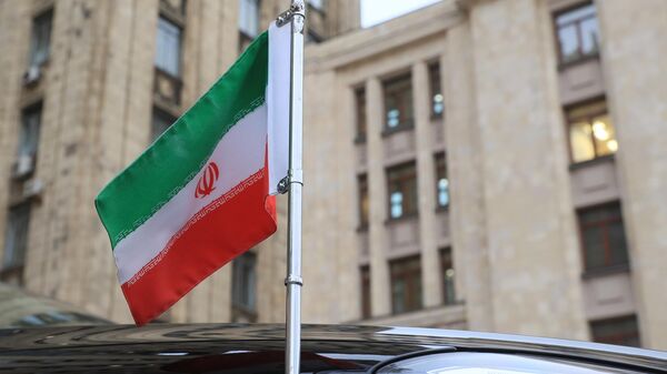 Флажок на автомобиле чрезвычайного и полномочного посла Ирана на фоне здания МИД в Москве, архивное фото - Sputnik Lietuva