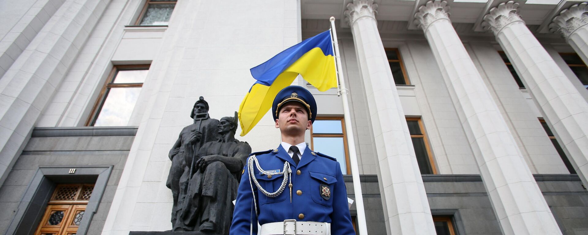 Почетный караул возле здания Верховной рады Украины в Киеве, архивное фото - Sputnik Литва, 1920, 03.11.2021