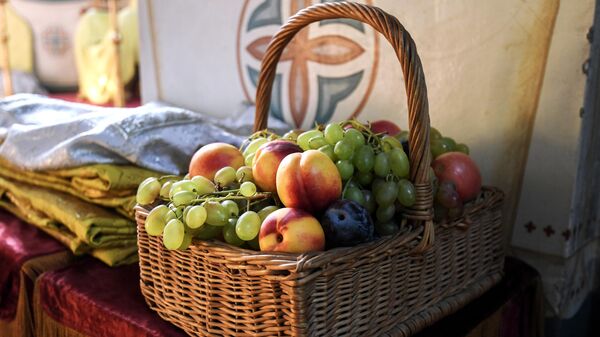 Освященные фрукты в честь праздника Преображения Господня, архивное фото - Sputnik Литва