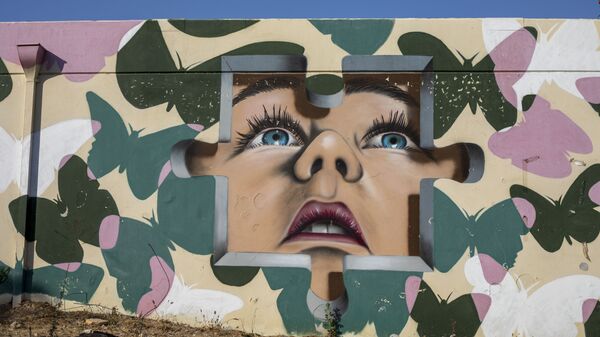 Граффити на стене бомбоубежища в израильском городе Сдерот  - Sputnik Lietuva