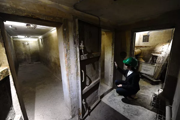 Šioje nuotraukoje, padarytoje 2012 metų spalio 2 dieną matyti, kaip viešbučio &quot;Metropole&quot; darbuotojas nukreipia lankytoją į jo karo laikų bombų prieglobstį Hanojuje. Nuo Holivudo žvaigždžių iki suirzusių profesinių sąjungų delegacijų -kuklus gelžbetoninis bunkeris po centriniu Hanojaus viešbučiu priglaudė visus svarbiausius komunistinio Vietnamo karo laikų svečius. - Sputnik Lietuva