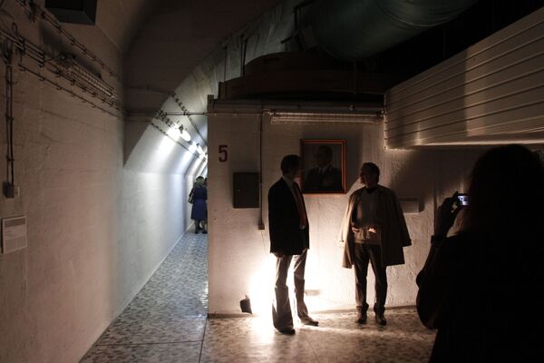 Lankytojai fotografuojasi šalia šiuolaikinio meno, eksponuoto karo bunkeryje, netoli Konjic miesto, 80 km į pietus nuo Sarajevo, Bosnijoje, penktadienį, 2013 m. Balandžio 26 d. Komunistų vadovybė iš branduolinio karo tris mėnesius virsta viena keisčiausių šiuolaikinio meno galerijų pasaulyje. Penktadienį atidaryta paroda užima didžiąją dalį U formos komplekso, esančio maždaug 280 metrų (920 pėdų) gylyje po žeme, kurio statyba, kaip pranešama, kainavo apie 4,6 milijardo dlrs, bet niekada nepasiekė jokio tikslo, o dabar virsta kažkuo, kas gali sukelti mieguistą Bosnijos miestą. Konjic Europos kultūros žemėlapyje. Menininkai iš 19 šalių ištisus mėnesius dirbo prie savo pasirodymų ir intervencijų beveik 100 požeminio labirinto kambarių, sakė projekto direktorius Edo Hozicas. - Sputnik Lietuva