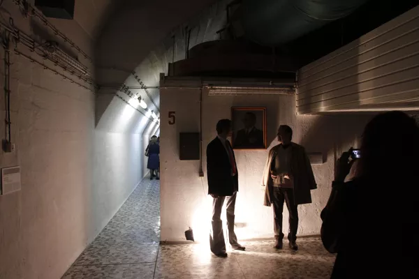 Lankytojai fotografuojasi šalia šiuolaikinio meno, eksponuoto karo bunkeryje, netoli Konjic miesto, 80 km į pietus nuo Sarajevo, Bosnijoje, penktadienį, 2013 m. Balandžio 26 d. Komunistų vadovybė iš branduolinio karo tris mėnesius virsta viena keisčiausių šiuolaikinio meno galerijų pasaulyje. Penktadienį atidaryta paroda užima didžiąją dalį U formos komplekso, esančio maždaug 280 metrų (920 pėdų) gylyje po žeme, kurio statyba, kaip pranešama, kainavo apie 4,6 milijardo dlrs, bet niekada nepasiekė jokio tikslo, o dabar virsta kažkuo, kas gali sukelti mieguistą Bosnijos miestą. Konjic Europos kultūros žemėlapyje. Menininkai iš 19 šalių ištisus mėnesius dirbo prie savo pasirodymų ir intervencijų beveik 100 požeminio labirinto kambarių, sakė projekto direktorius Edo Hozicas. - Sputnik Lietuva