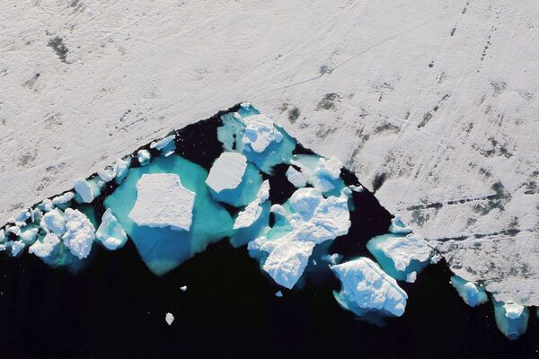 Ledkalnis plūduriuoja fiorde netoli Tasiilaq miesto, Grenlandijoje. - Sputnik Lietuva