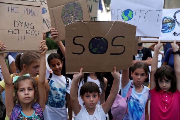 Vaikai laiko plakatus per pasaulinį klimato kaitos streiko mitingą Nikosijoje, Kipre - Sputnik Lietuva