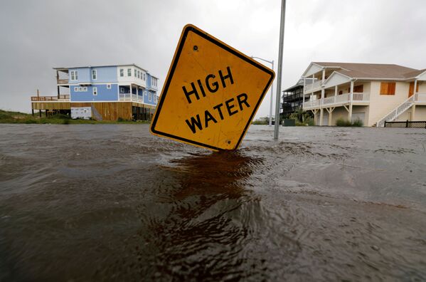 Potvynio vandenys apsėmė įįspėjamąjį ženklą dėl didelio vandens lygio, kurį iš dalies nustūmė uraganas Florencija Oak saloje, Šiaurės Karolinoje, JAV - Sputnik Lietuva