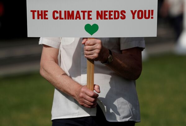 Protestuotoja dėl klimato kaitos likus 100 šimtų dienų iki COP26 klimato aukščiausiojo lygio susitikimo pradžios Parlamento aikštėje, Londone, Didžiojoje Britanijoje. - Sputnik Lietuva